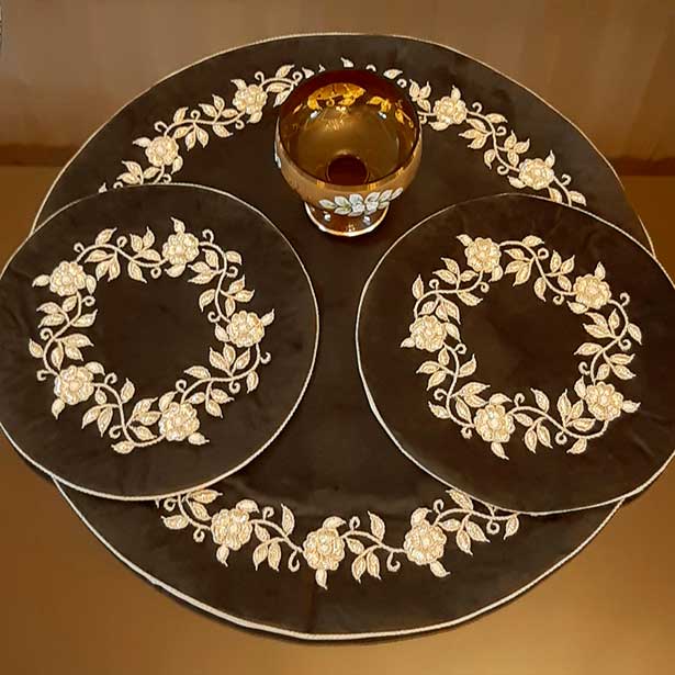 رومیزی مخمل سرمه‌دوزی